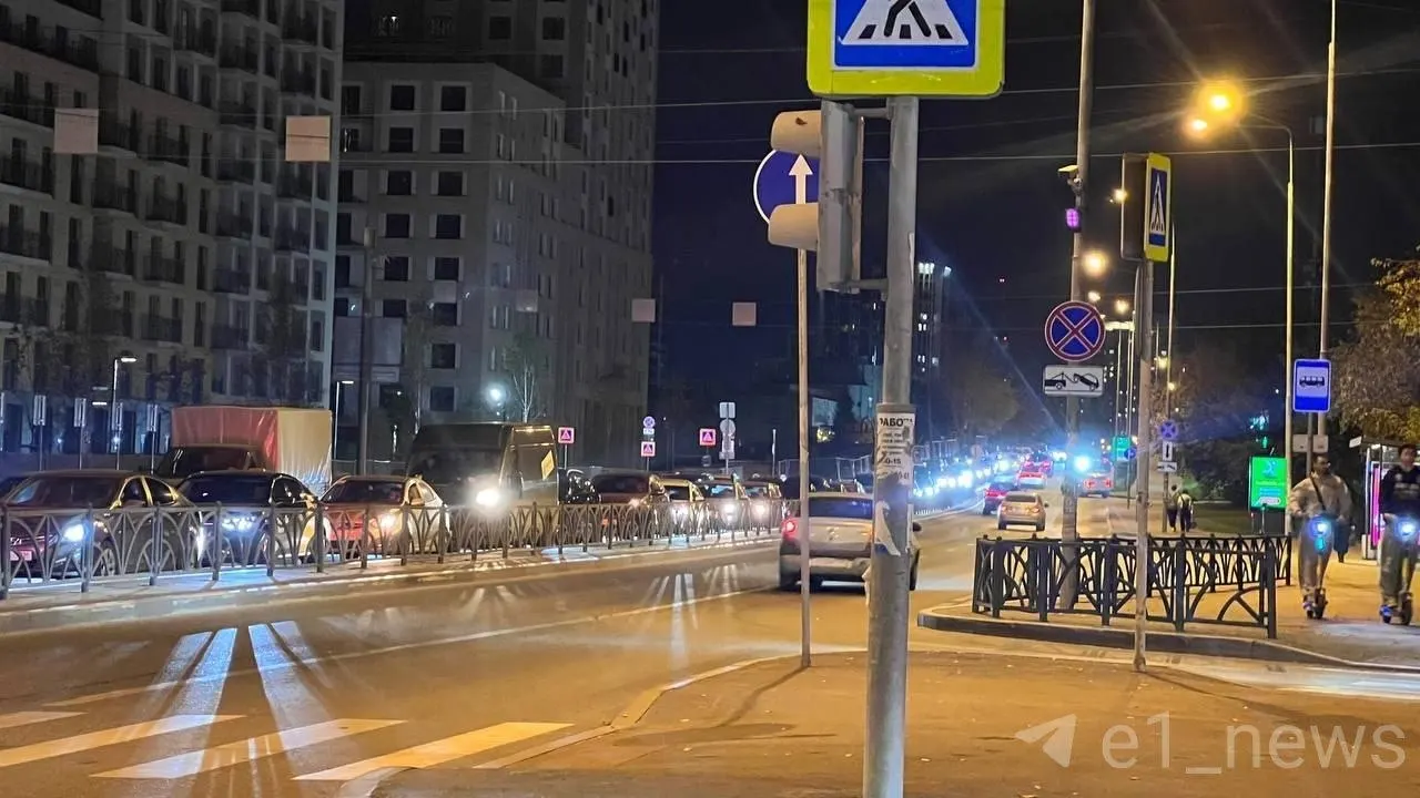 На перекрёстке Амундсена, Московской и Щорса возникла продолжительная пробка из-за неисправного светофора. Дежурит регулировщик, который вручную регулирует движение.