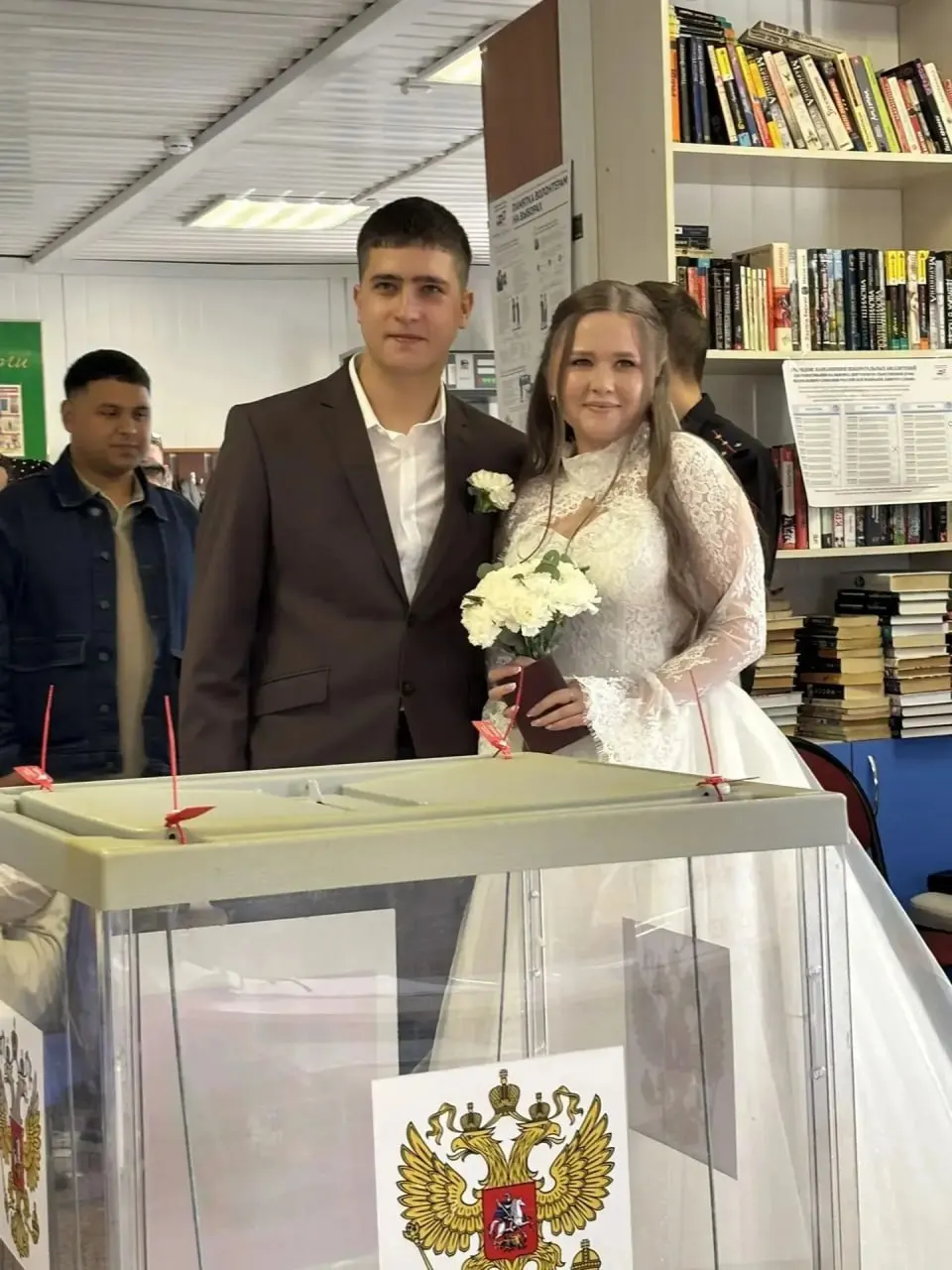 В день свадьбы пара Алёна Берегова и Сергей Бакша решили совместно реализовать право голоса, отправившись на участок после регистрации.