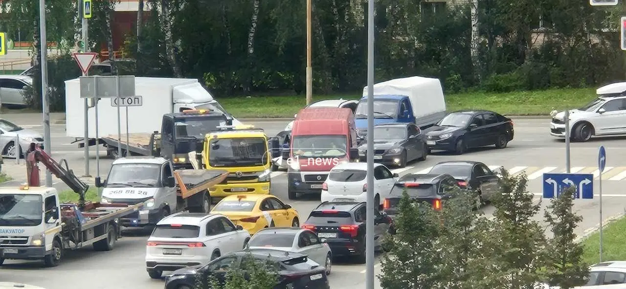 Жители района Архитектора Антонова жалуются на регулярные эвакуации авто из-за запрета парковки рядом с домами и дорогих платных стоянок.