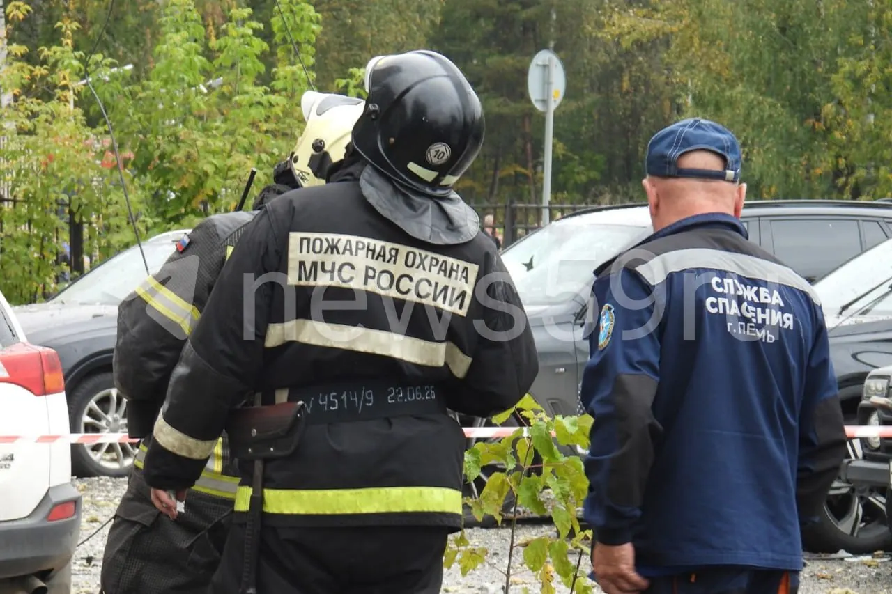 Эвакуированные жильцы получили воду, горячее питание и психологическую поддержку; учебный процесс в школе сохраняется.