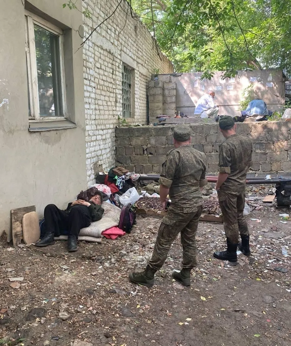 Двое мужчин потребовали у ветерана деньги, полученные им за участие в войне; конфликт в Максатихинском районе завершился смертью ветерана. Расследование продолжается.