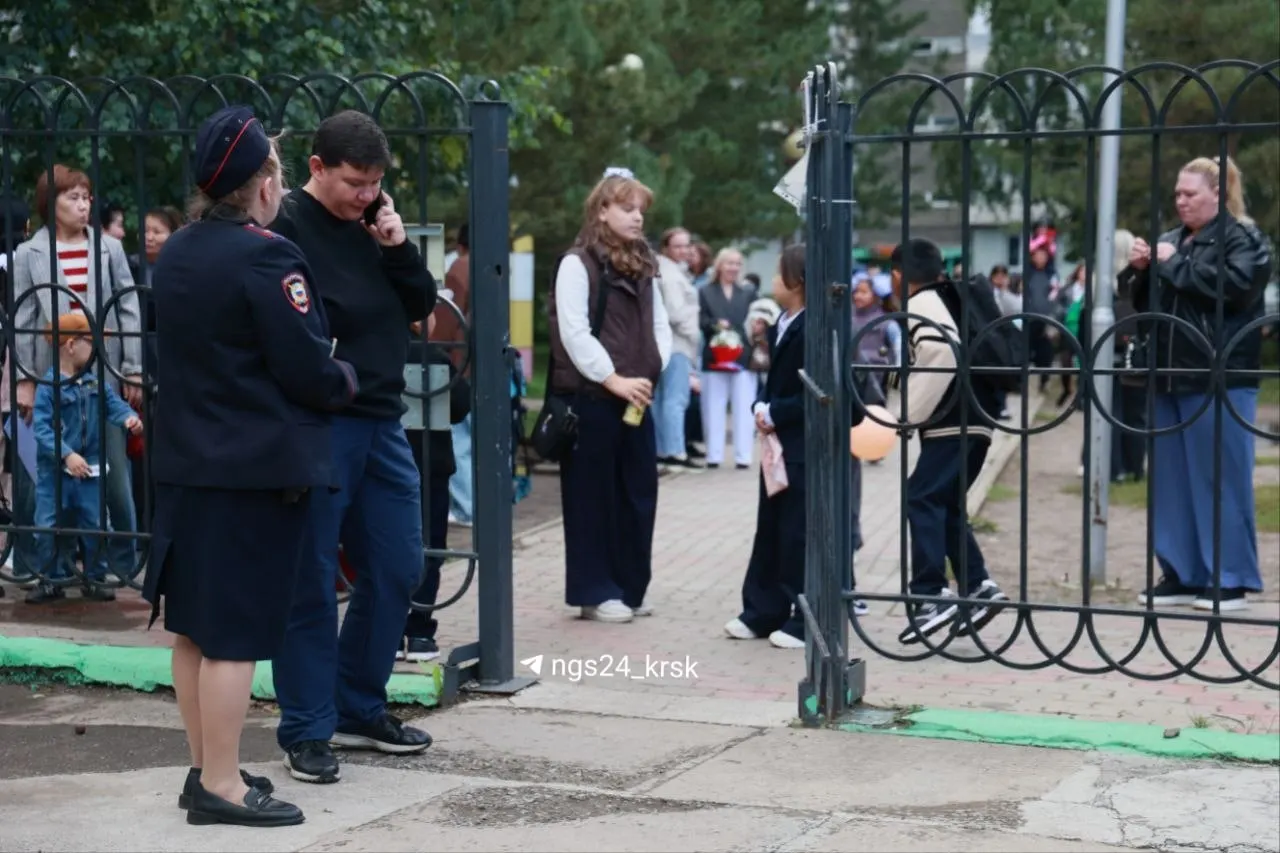 В школах Красноярска на входах начали проводиться проверки сумок учащихся сотрудниками полиции и администрацией.