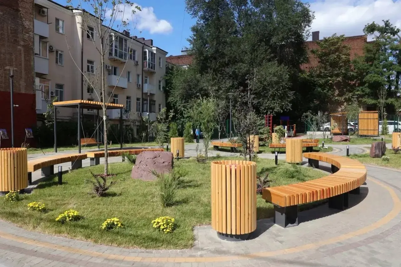 Новый зелёный уголок появился на месте старого пустыря: высажено около 50 деревьев, работает современная поливная система, а жители смогут выбрать дизайн мурaлов через открытое голосование.