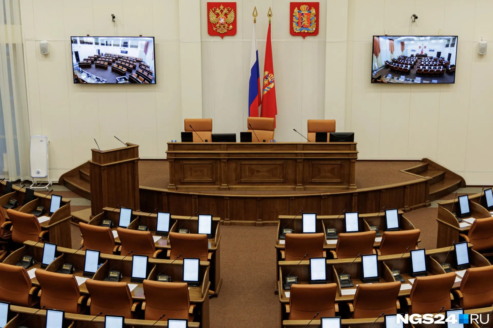 Региональный избирком передал мандат депутату Андрею Новака от Мариной Бубликовой; по делу возникли обвинения и меры ограничения, включая запрет на близость к сожительнице и исключение из этики.