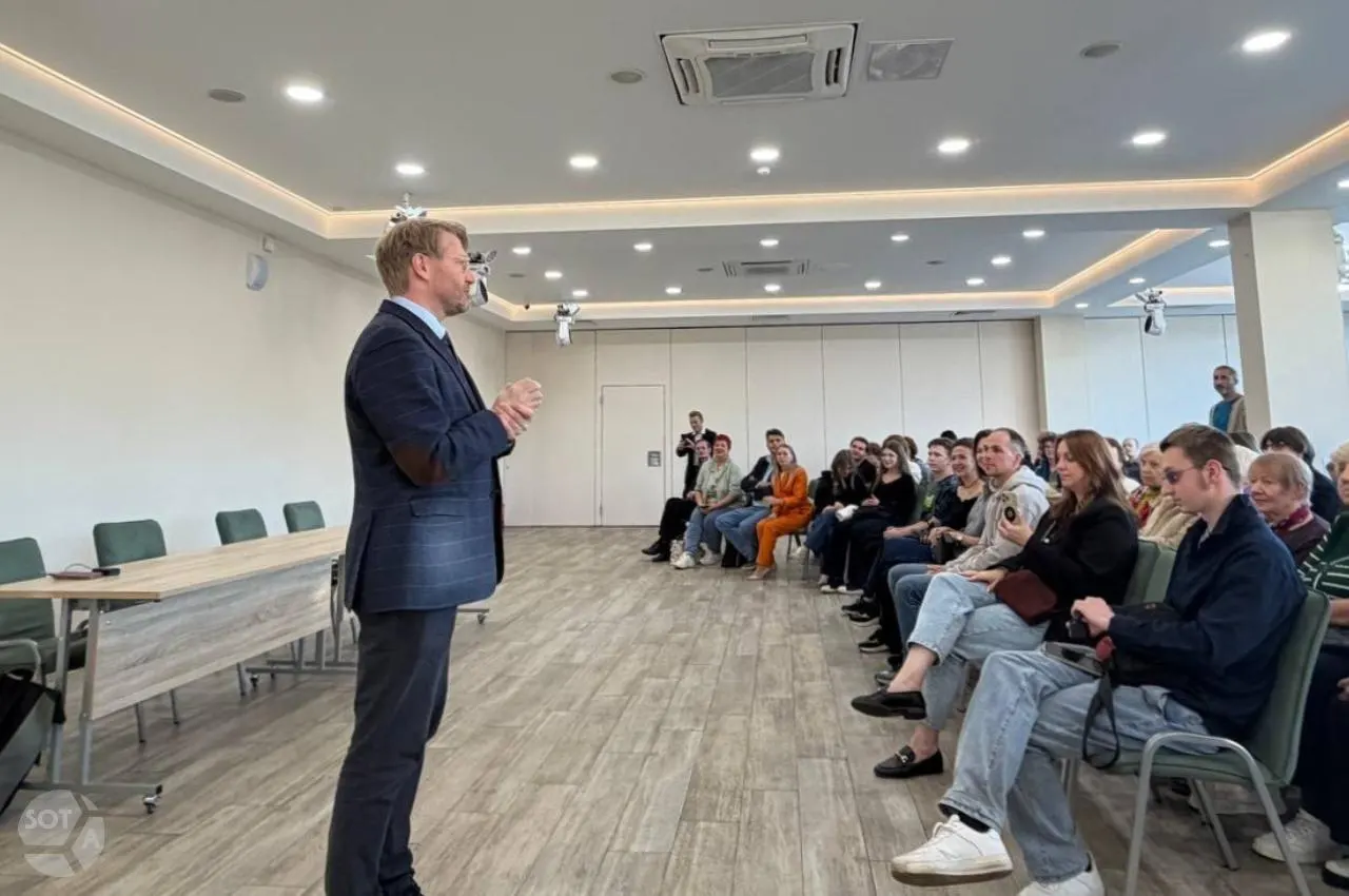 В Петрозаводске состоялась встреча с председателем партии «Яблоко»; около 150 человек зарегистрировались, зал сменили за пять часов до начала из‑за переполнения. Обсудили выдвижение кандидатов и планы на выборы в Карелии.