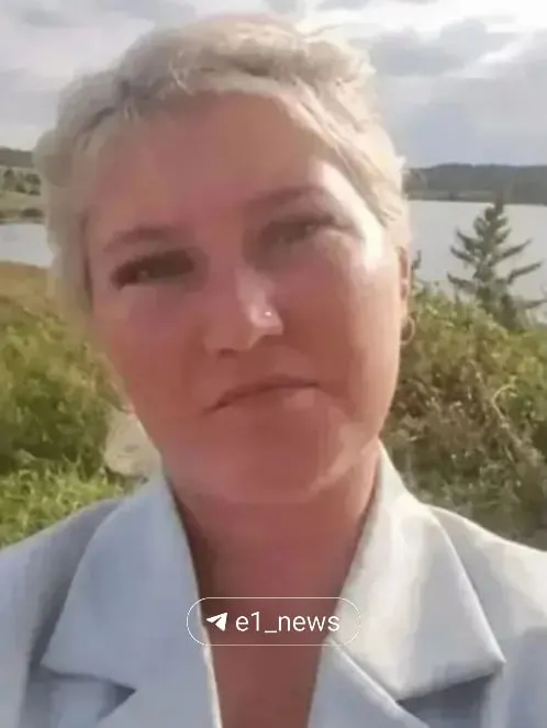 Женщина из Алапаевска погибла во время отдыха у воды возле плотины; тело пока не найдено, родственники просят помощи волонтёров.
