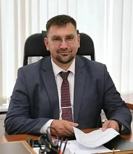 По версии следствия, обвиняемый не принял меры по 60 пустующим квартирам краевого ведомства и не обеспечил ремонт, что помешало нуждающимся получить жильё; очередь на жильё в регионе превышает 13 тысяч человек.
