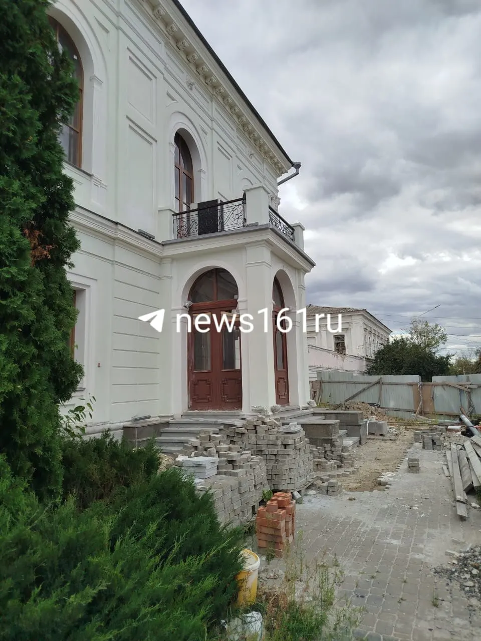 Во время реставрации сняли двери XIX века и заменили их современным аналогом. Оставшиеся детали оказались под открытым небом и мокнут под дождём. Градозащитники требуют сохранения.