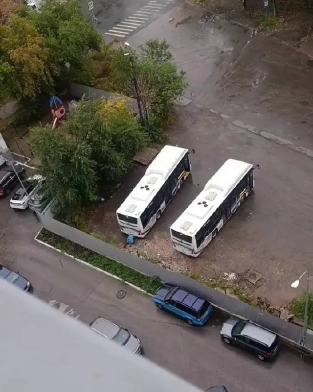 Жители ЖК «Орбита» жалуются на автобусную площадку возле дома: автобусы стоят с включёнными двигателями, а обещания решить проблему пока не реализованы.