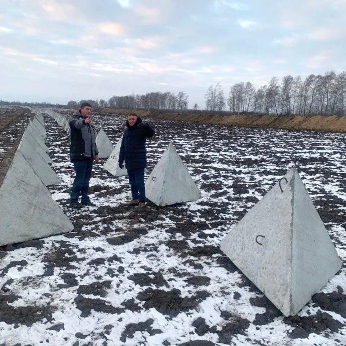 В Курской области задержан представитель Минобороны, ответственный за приемку фортификационных объектов, по делу о злоупотреблениях и завышении стоимости работ.