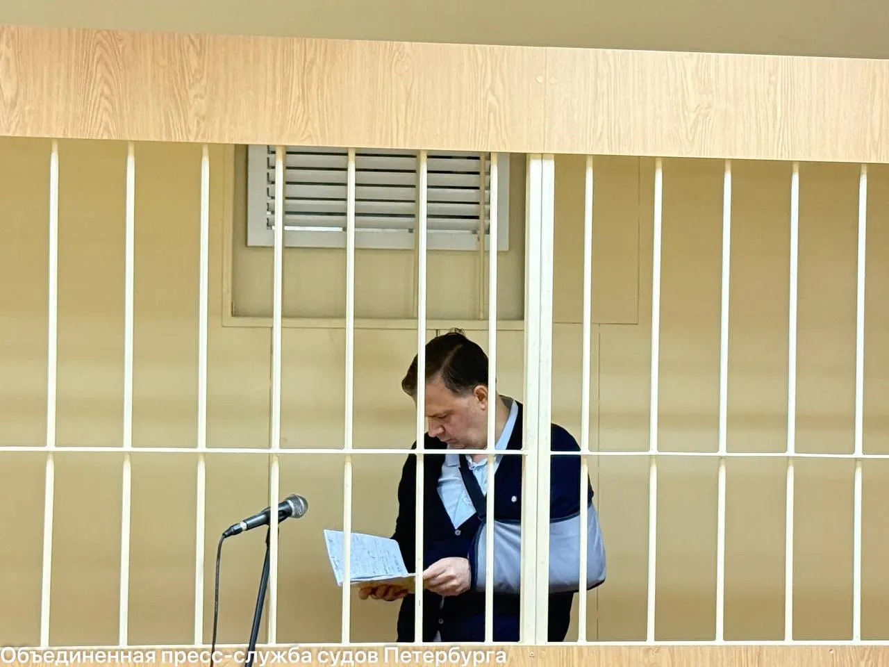 Суд вынес приговор по делу о крупной взятке в транспортной отрасли: экс-чиновник — 10 лет колонии и штраф, посреднику — 7 лет условно.