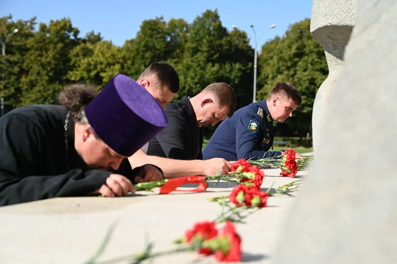 Мэр Краснодара и жители почтили память погибших в результате террористических актов, вспоминая трагедию в Беслане.