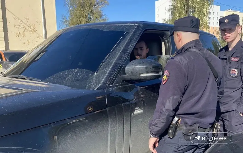 Участники выборов подали заявления в следственные органы и полицию, утверждая, что группа лиц на автомобилях с номерами «400» мешала кандидатам и наблюдателям попасть на участки и повредила автомобили.