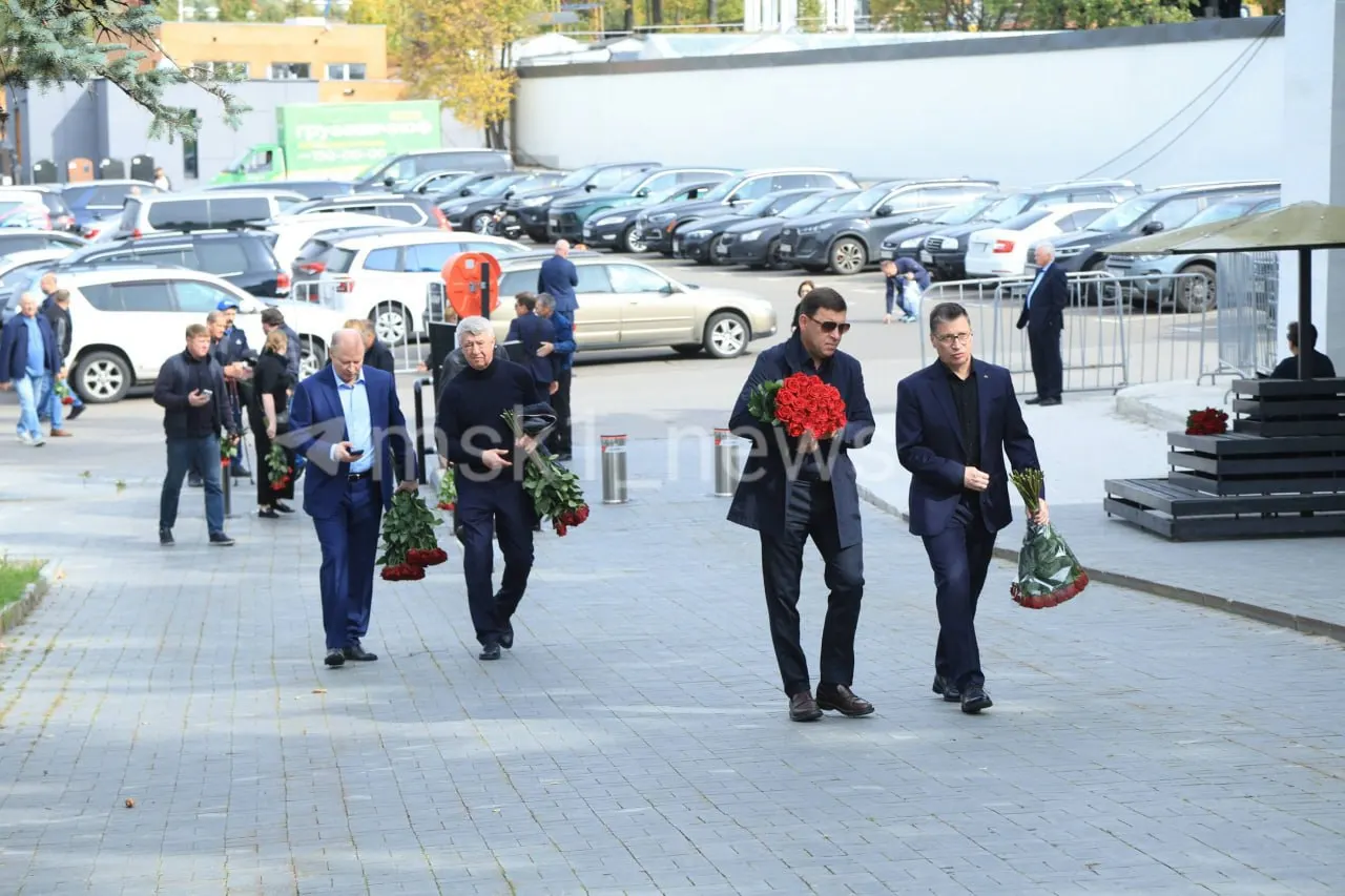 В Москве прошла церемония прощания с Сергеем Чепиковым; близкие и коллеги вспоминают его спортивные достижения и роль в обществе.
