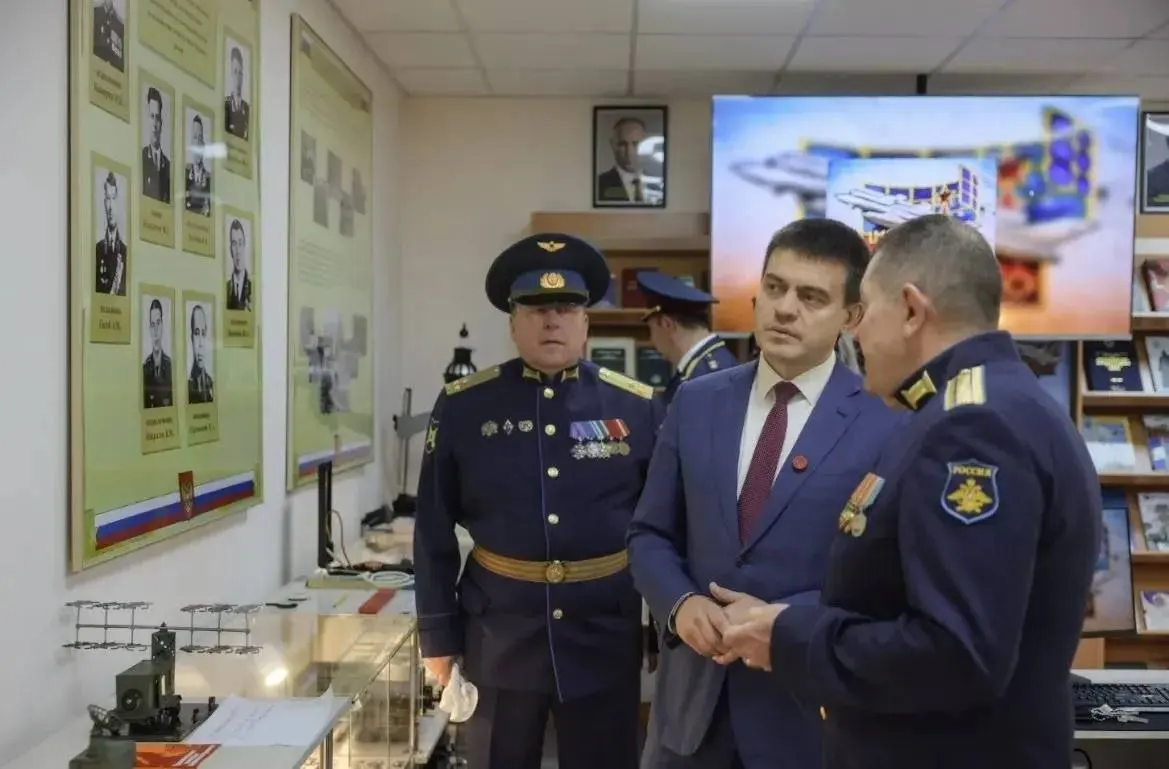 Глава региона поздравил курсантов и обсудил задачи региона, затронув развитие образования, инфраструктуры и технологического суверенитета.