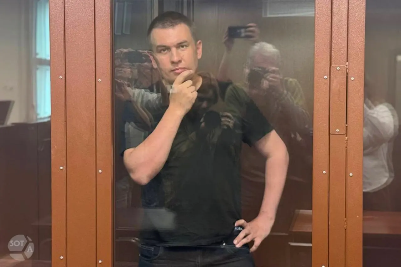 Защитники заявляют, что обвиняемый реализовал право на свободу слова; суд продлил меру пресечения до 10 октября 2026 года; процесс продолжится в открытом формате.
