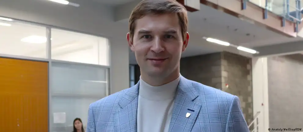38-летний предприниматель Тимур Турлов стал президентом Международной шахматной федерации, возглавив ФИДЕ после голосования на Генассамблее в Самарканде. Ранее он основал Freedom Holding и руководил казахстанской шахматной федерацией. В октябре 2022 года его компания попала под санкции СНБО Украины; ситуация продолжает обсуждаться.