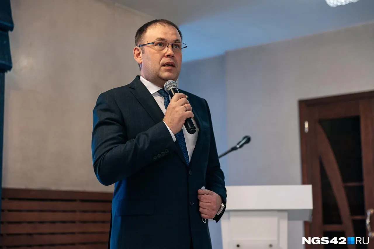 Расследование выявило, что губернатор Кузбасса имеет подработку в вузе, и детали занятости долго держались в секрете.