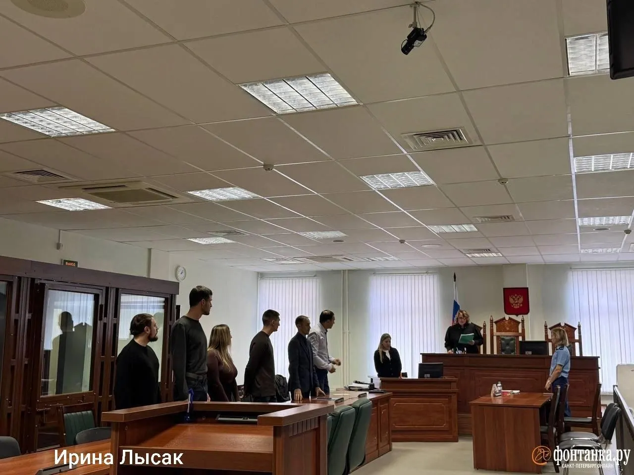Три фигуранта признаны виновными в вандализме и осквернении памятников Великой Отечественной войны; суд удовлетворил просьбу защиты и вынес наказание в виде исправительных работ на год; ущерб близок к 200 тысячам рублей, возмещение произведено.