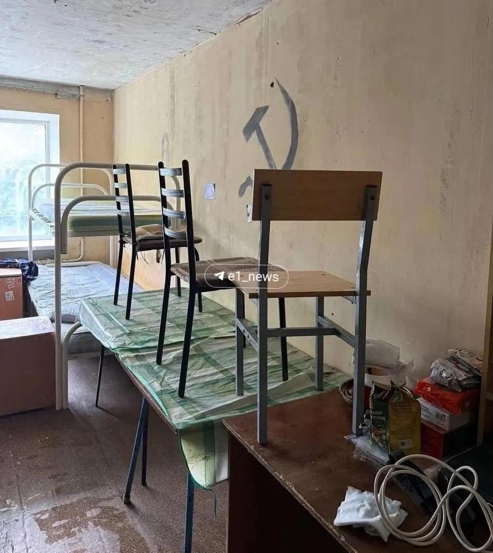 Комната 1-го курса оказалась в плачевном состоянии: дыры в стенах, старая мебель и морозилка в холодильнике. По итогам проверки молодых людей переселили в другое помещение.