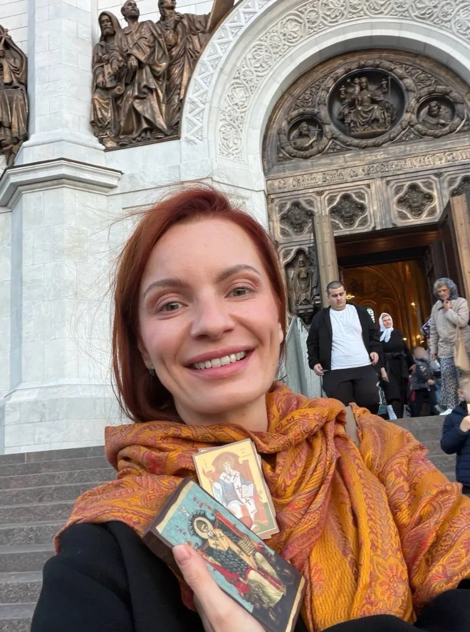 Глава фонда, выступавшего за защиту семей, получила депутатский мандат по списку Единой России; процесс сопровождался общественным резонансом и протестами.