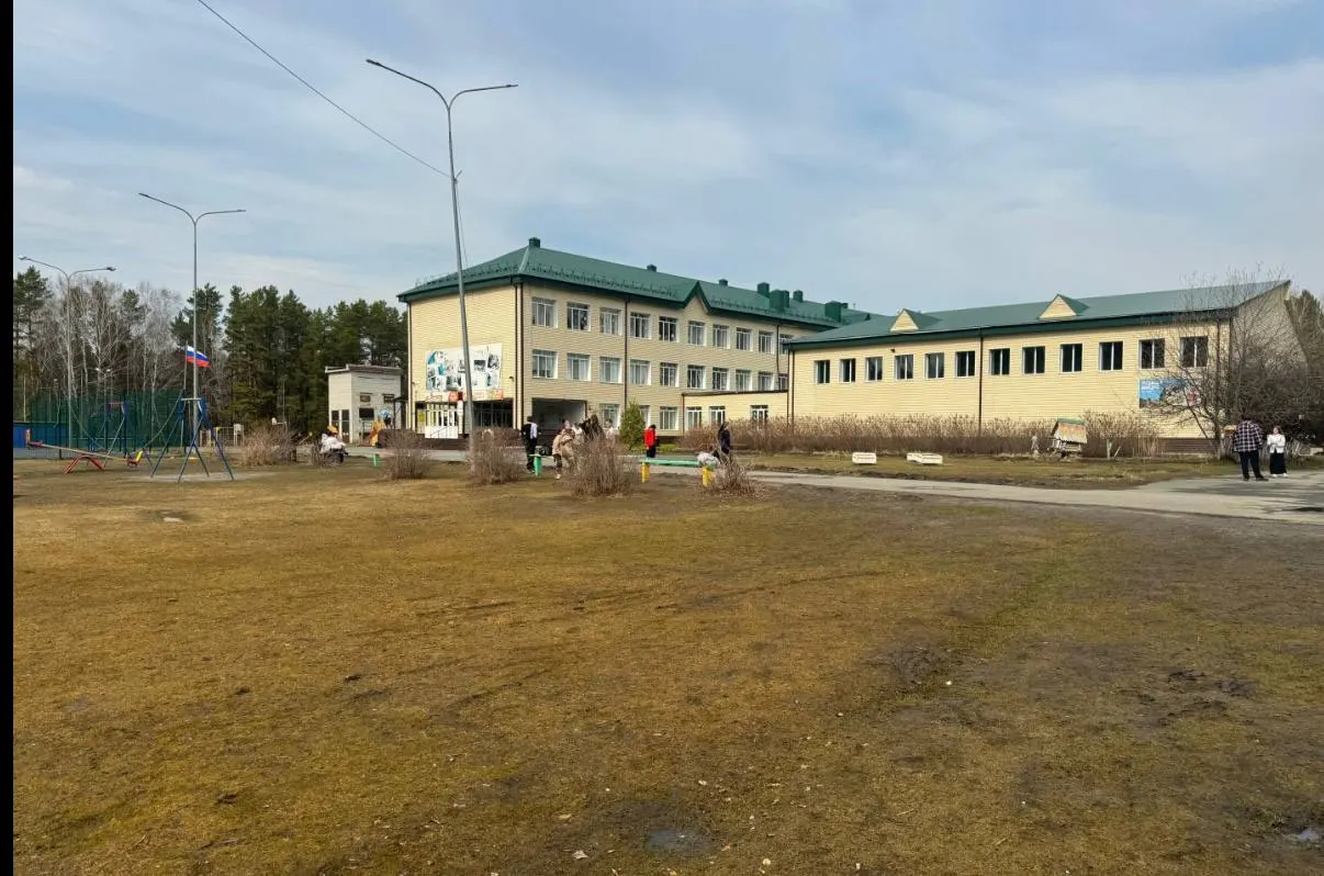 Ученики агроклассов Нижнетавдинского района выращивают овощи, которые отправляются на производство сухих борщей для вооружённых сил. Уроки включают работу в теплицах, рассаду и уход за растениями.