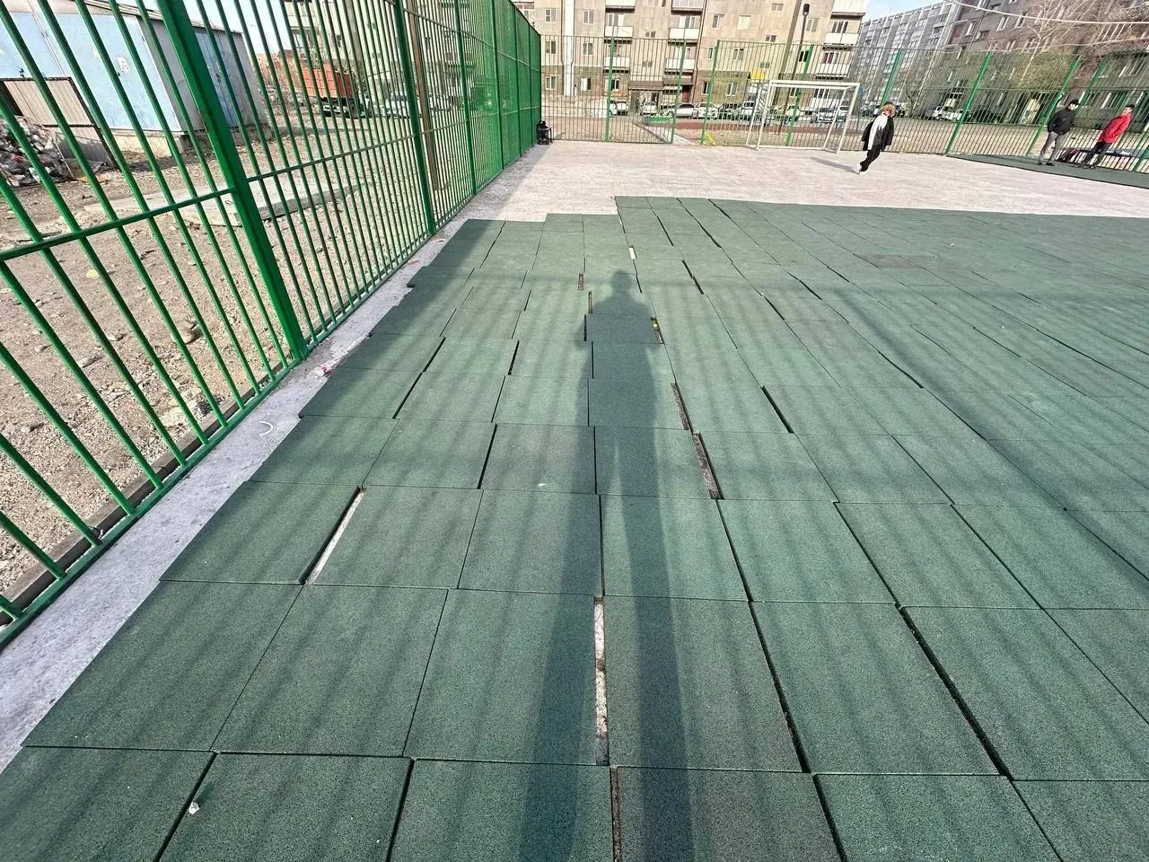 В рамках нацпроекта заключены договоры на благоустройство придомовых территорий. По данным МВД, часть документов оказалась поддельной, а должностное лицо подписало акты, после чего выплата превысила 8 млн рублей; материалы направлены в суд.