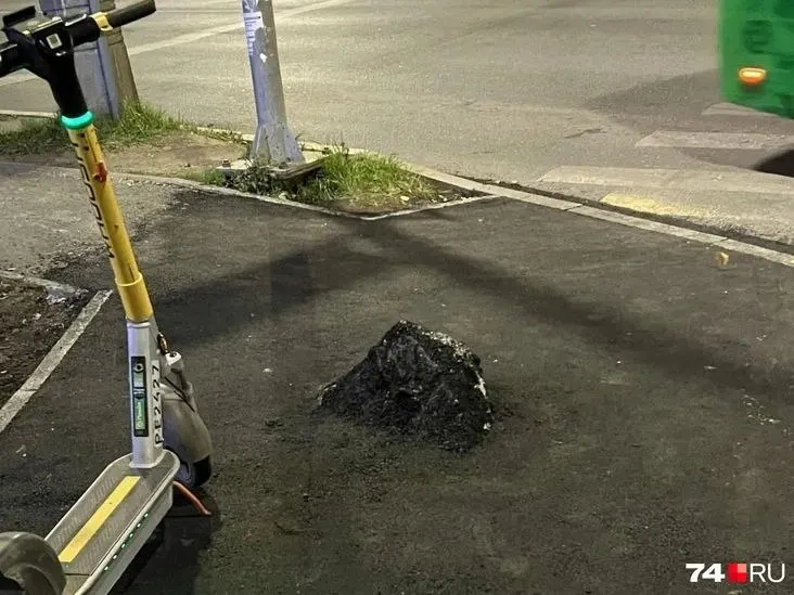 На участке обновили асфальт и тротуар; мэрия обещала контроль над подрядчиком.
