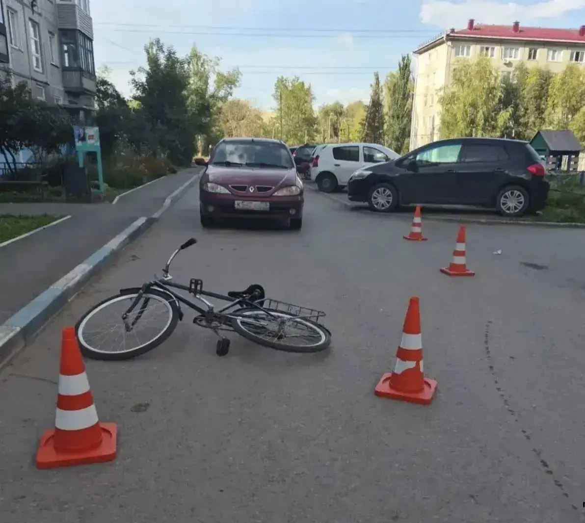 В Омске водитель автомобиля «Рено» сбил велосипед, на котором ехали двое детей; 3-летний мальчик и 15-летний подросток получили травмы и госпитализированы. Прокуратура контролирует ход расследования.