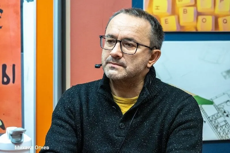 Режиссёр Андрей Звягинцев оказался под действием закона об иностранном агенте; статья освещает его карьеру и новый проект.