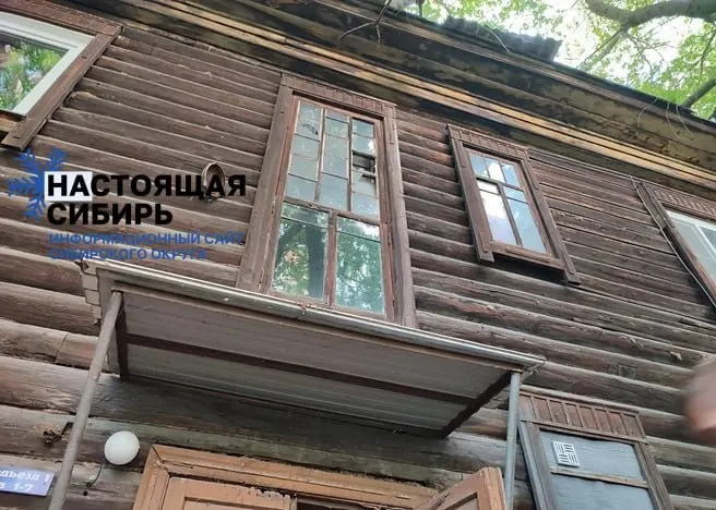 Жильцы столетнего дома на улице Обской ждут расселения; власти ввели режим повышенной готовности и обсудят возможное временное размещение.