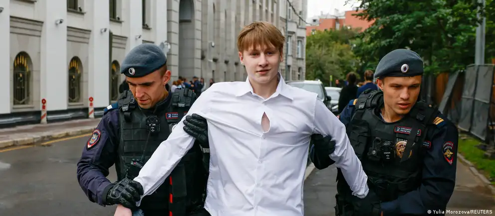 Как молодые россияне воспринимают выборы, протесты и давление властей, и какие пути гражданской активности они ищут в условиях войны.