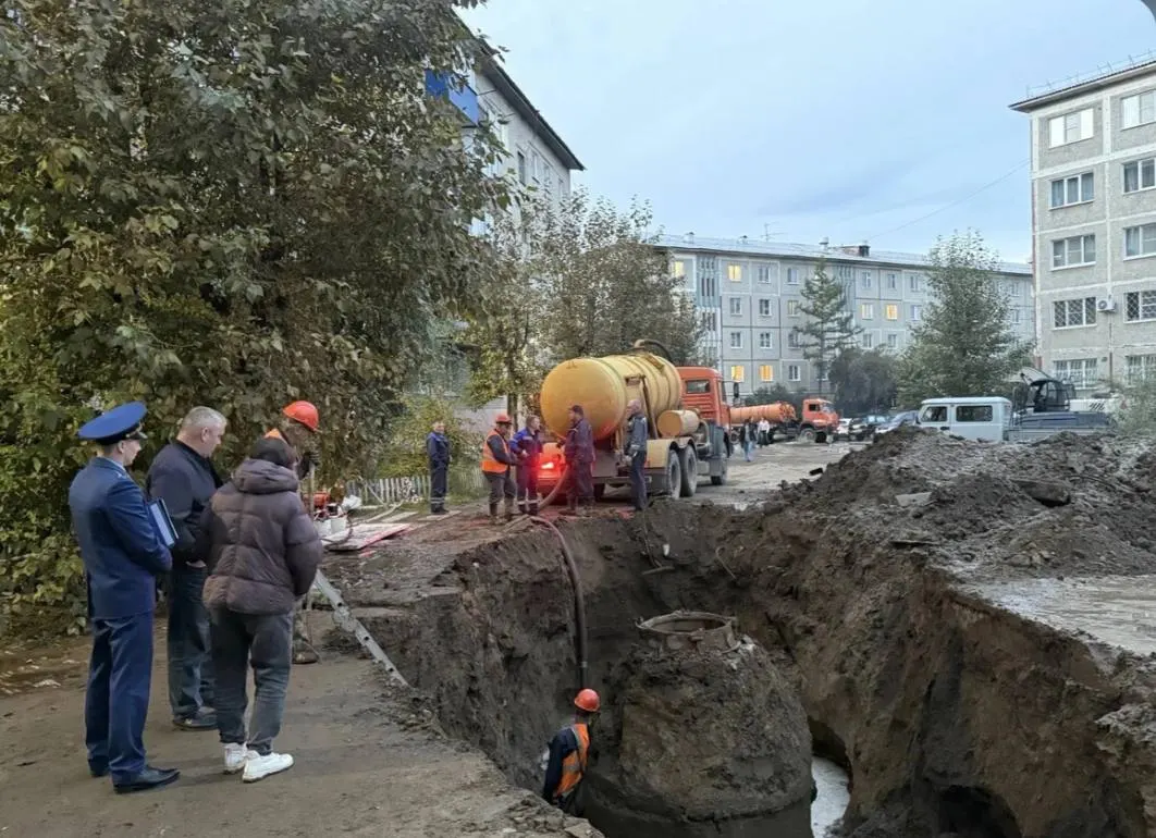 Часть города осталась без воды после аварии на сетях; подвоз воды осуществляется машинами по расписанию.