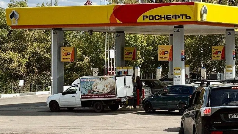 Житель Саратовской области устроил погром на АЗС из‑за нехватки бензина; суд вынес арест, позже — ещё один арест по той же статье. История относится к происшествиям.