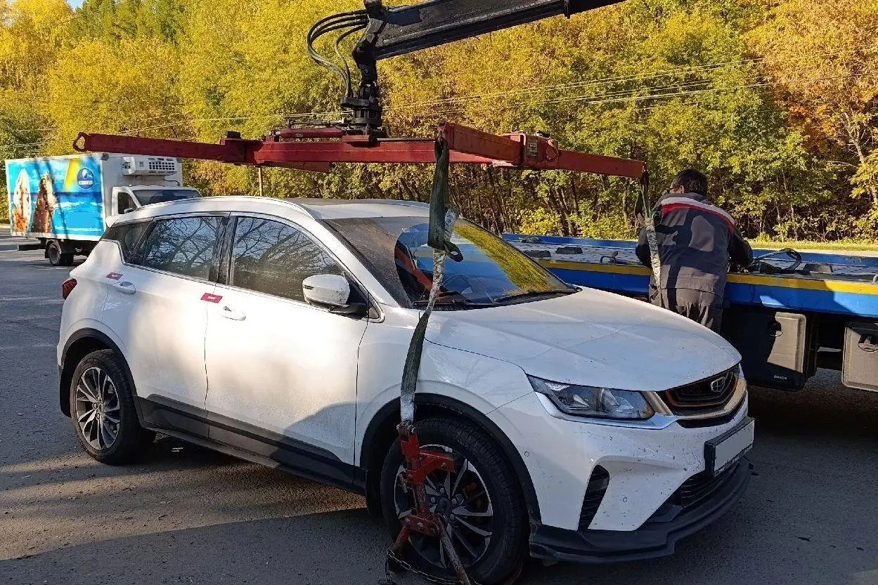 У владельца Geely Coolray накопились неоплаченные штрафы на сумму почти 397 тыс. руб., вместе с исполнительскими сборами долг достиг около 1,54 млн руб. Машина может быть продана, если долг не погасится в течение десяти дней.
