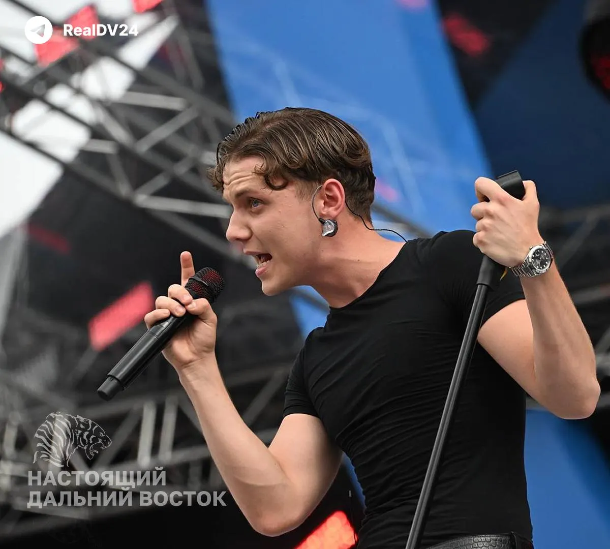 Во Владивостоке в период выборов состоится фестиваль с бесплатным входом и выступлением популярного артиста Вани Дмитриенко; освещаем финансирование мероприятия и реакцию горожан.