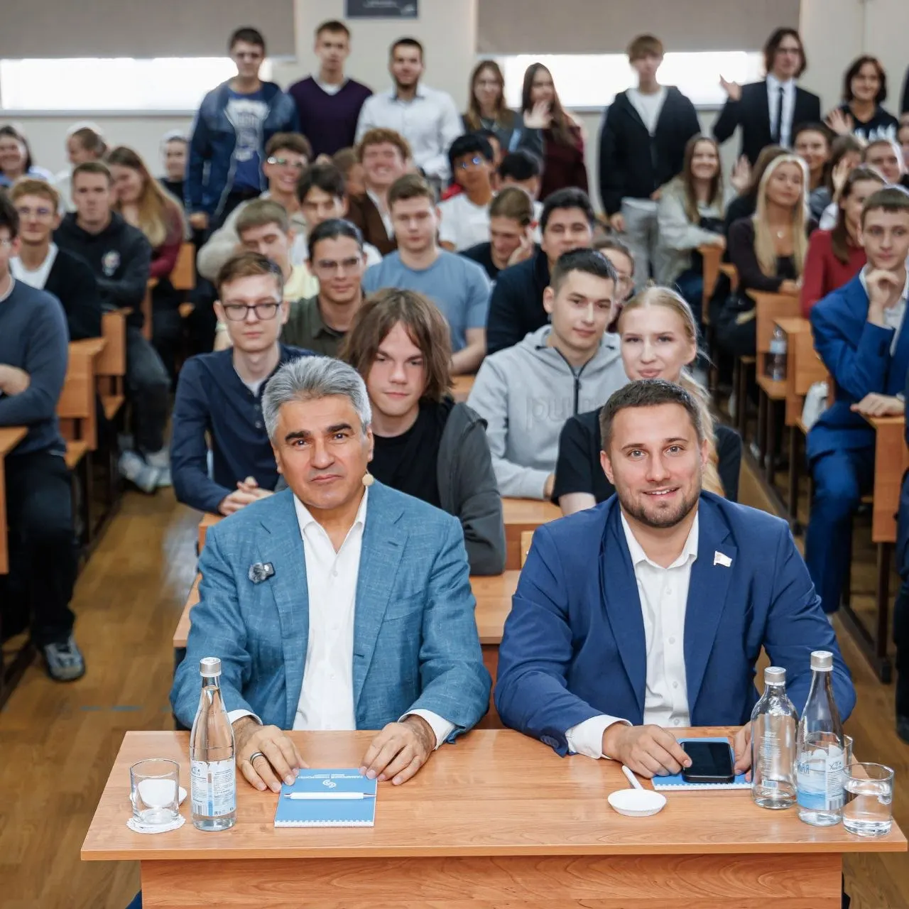 Во время визита обсудили поиск первой работы, самореализацию в бизнесе и жильё, а также посетили фестиваль для предпринимателей старшего поколения.