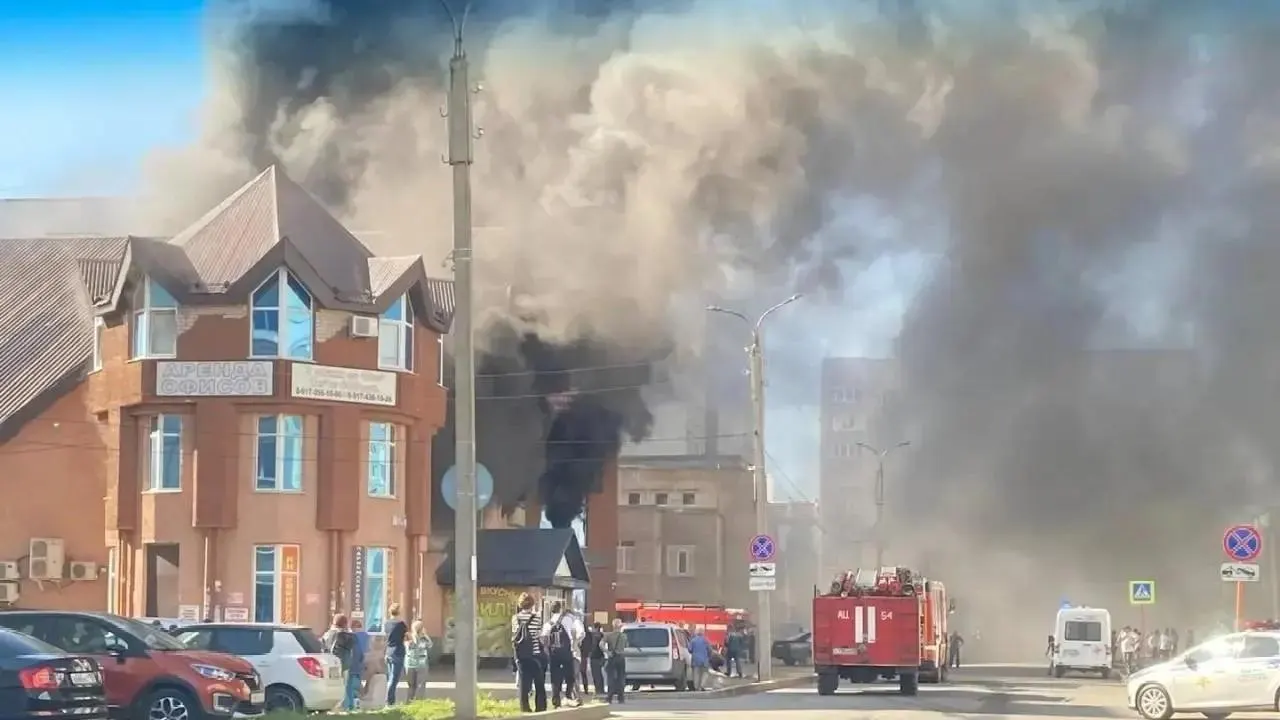 Пожар произошёл на втором этаже торгового центра; спасательные службы работают на месте, погибло три человека.