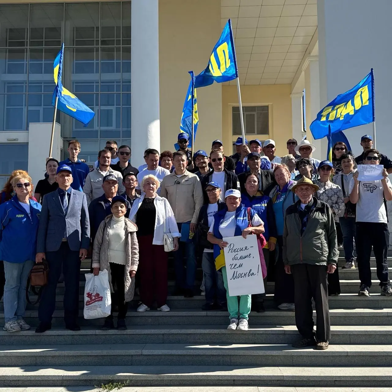 Участники вышли на улицы с плакатами, в том числе против ограничений интернета; акция прошла без задержаний и провокаций.