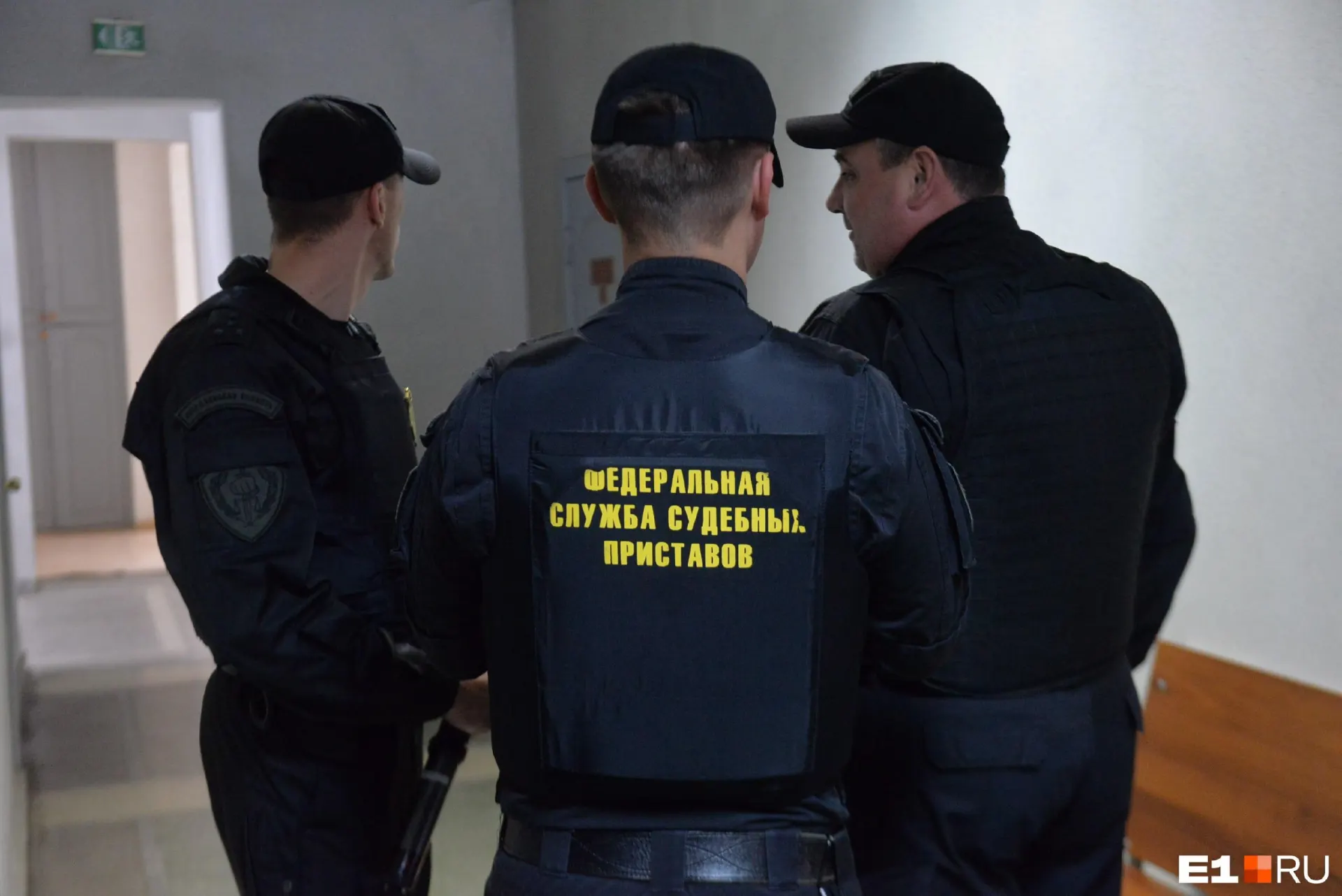 Предпринимательницу лишили доступа к банковским счетам и автомобилю из-за мелкого долга; списания произошли дважды.