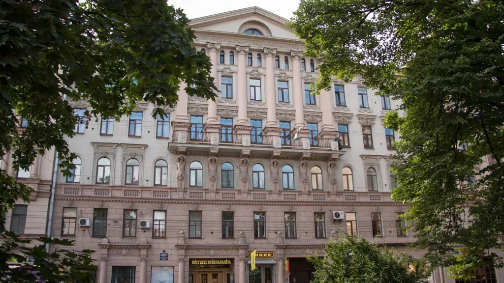 До завершения судебных разбирательств здание остается в пользовании институтa; решение о выселении отложено на неопределённый срок.