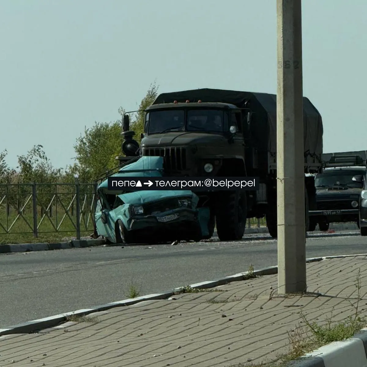 Военная техника столкнулась с автомобилем в районе Новосадового. По предварительным данным, пострадал как минимум один человек, которому оказали помощь на месте.