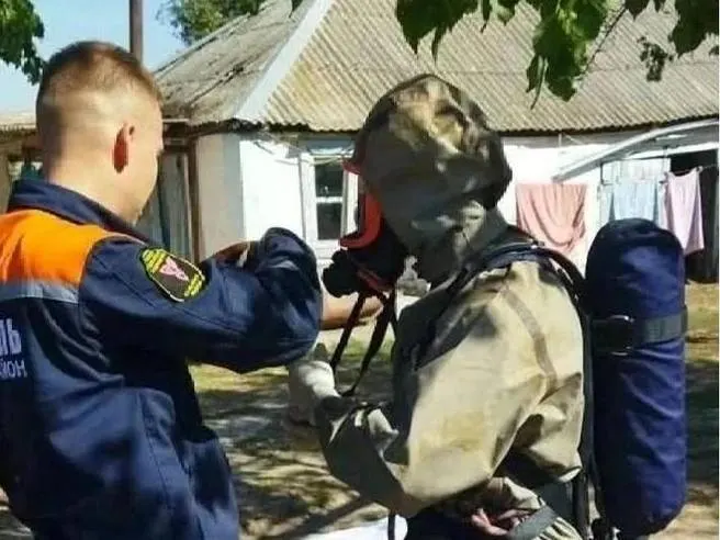 Местные жители нашли тела двоих мужчин; спасатели достали их из канализационной ямы.