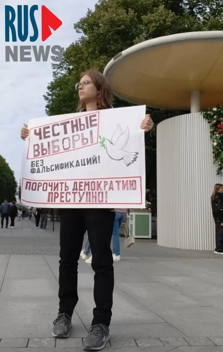 Молодой участник пикета против фальсификаций на выборах сообщил о давлении в вузе и задержаниях во время акции; участники движения планировали митинг, но столкнулись с давлением и арестами.