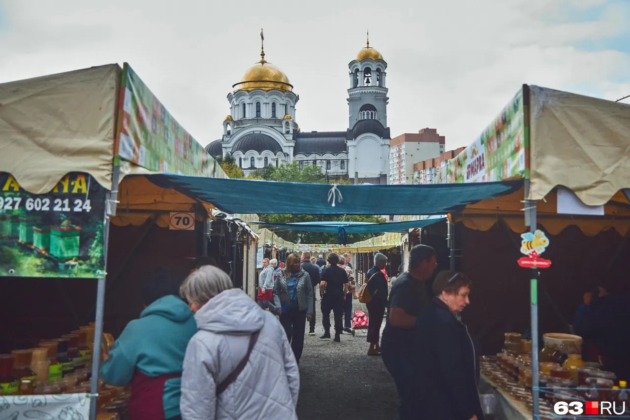 Городская ярмарка предлагает широкий ассортимент овощей, фруктов и деликатесов на осень — выбирайте свежие ингредиенты по разумным ценам.