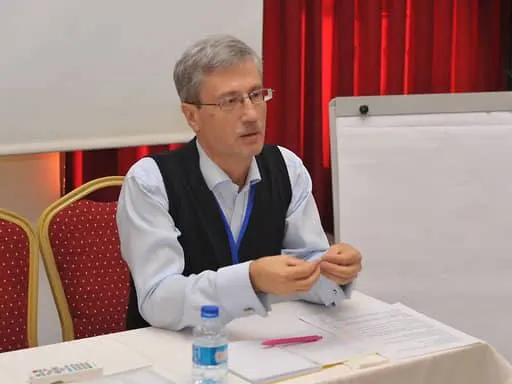 53-летний кандидат юридических наук Роман Мельниченко теряет зрение в СИЗО; к помощи ему не допускают, требуются независимые врачи.