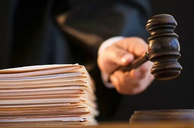 Суд Невельского района отказал истцу в иске об установлении публичного сервитута для прохода к озеру через санаторий; администрация округа обязана расчистить альтернативные муниципальные проходы к воде.