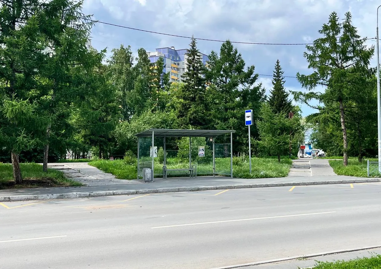 За считанные недели число точек снизилось с 120 до 51. Власти проводят проверки и усиливают контроль за продажей табачной продукции и вейпов на остановках.