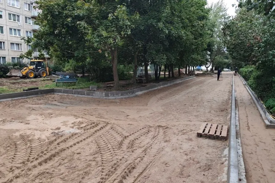 Обсуждают влияние благоустройства дворов на детей и подростков в Калининграде: муниципальные территории получают приоритет, но дворы, которыми управляют жильцы, часто теряют детские зоны.