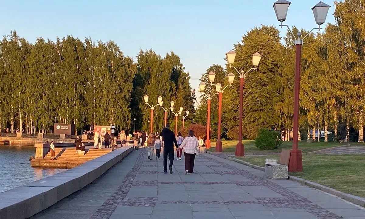 Митрополит Константин говорит о том, что проблемы разводов часто возникают не из внешних факторов, а из непризнанных масок и фальши в повседневной жизни; цифры по бракам тревожны, и важно показать детям, что настоящая семья возможна.